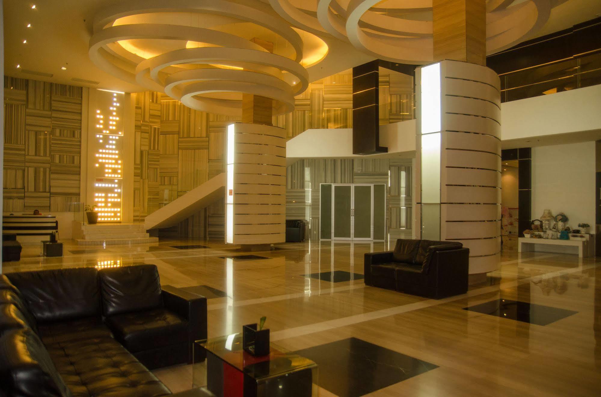 Royal Suite Condotel Medan Exterior foto